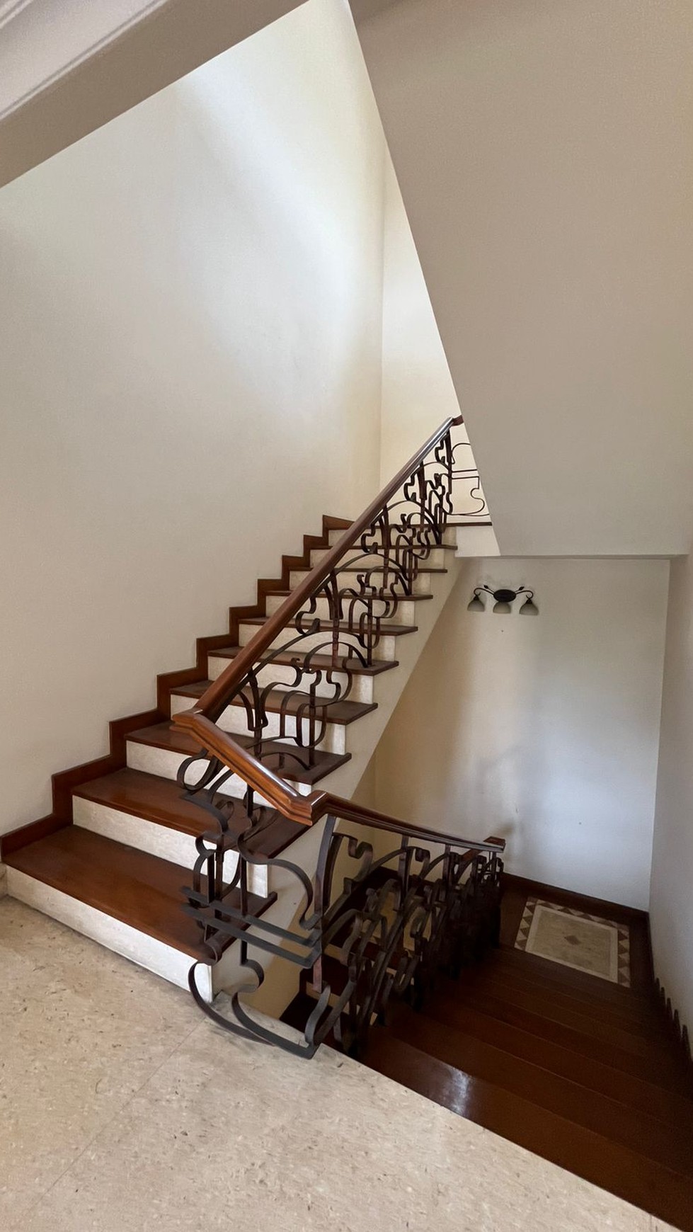 Rumah Luas di Pondok Indah Jakarta Selatan Negotiable 
