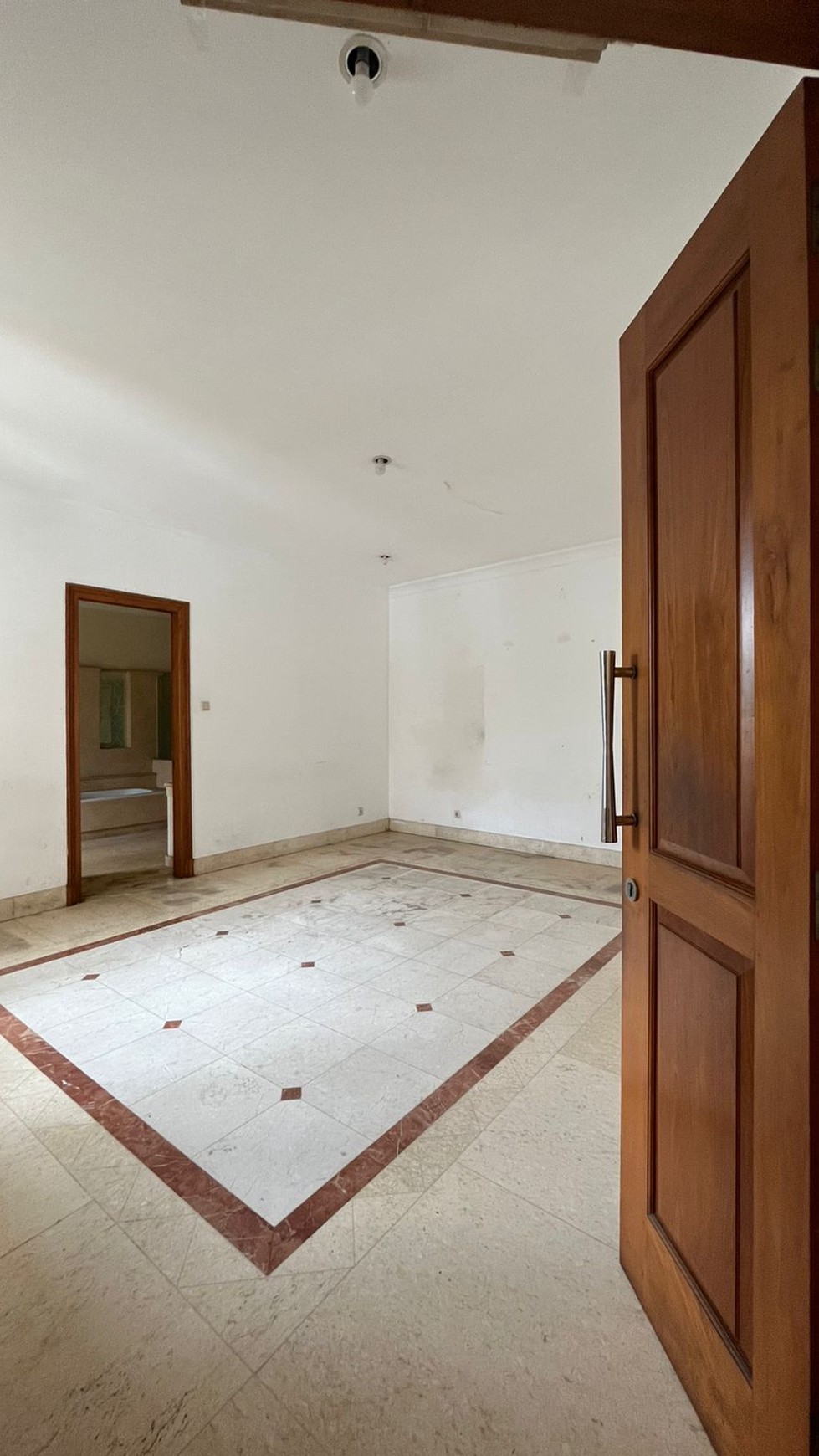 Rumah Luas di Pondok Indah Jakarta Selatan Negotiable 