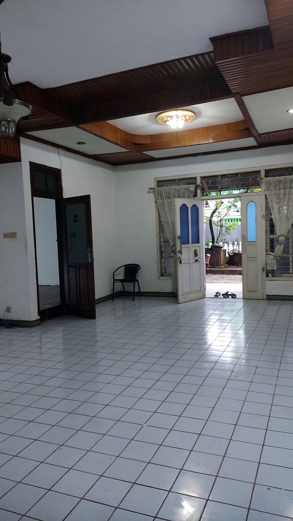 Dijual rumah tua di Tanah Merdeka, Ciracas