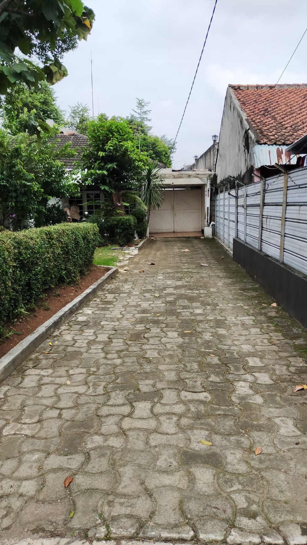 Rumah dengan halaman yang luas dan 1 lantai di Rempoa