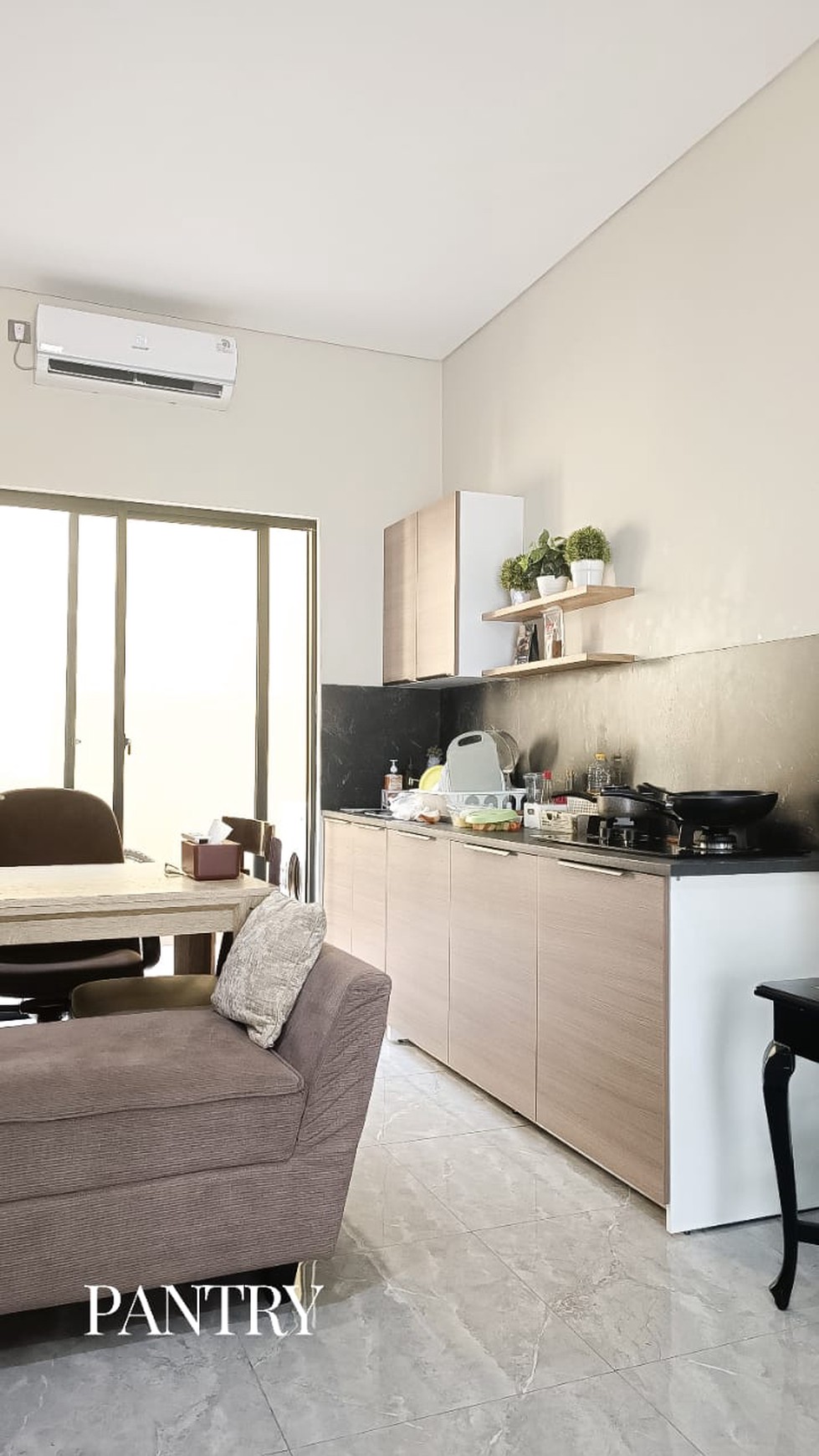 Rumah Cantik, Bagus,dalam ruangan rapih di Bintaro Jaya tangsel.