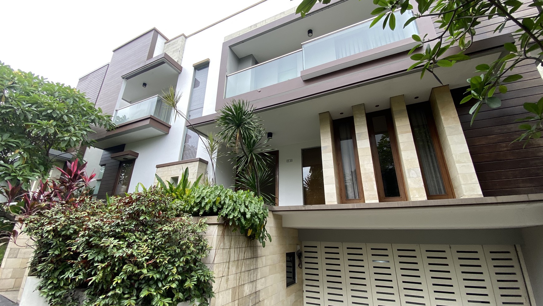 MODERN AND BEAUTIFUL HOUSE AT PEJATEN AREA