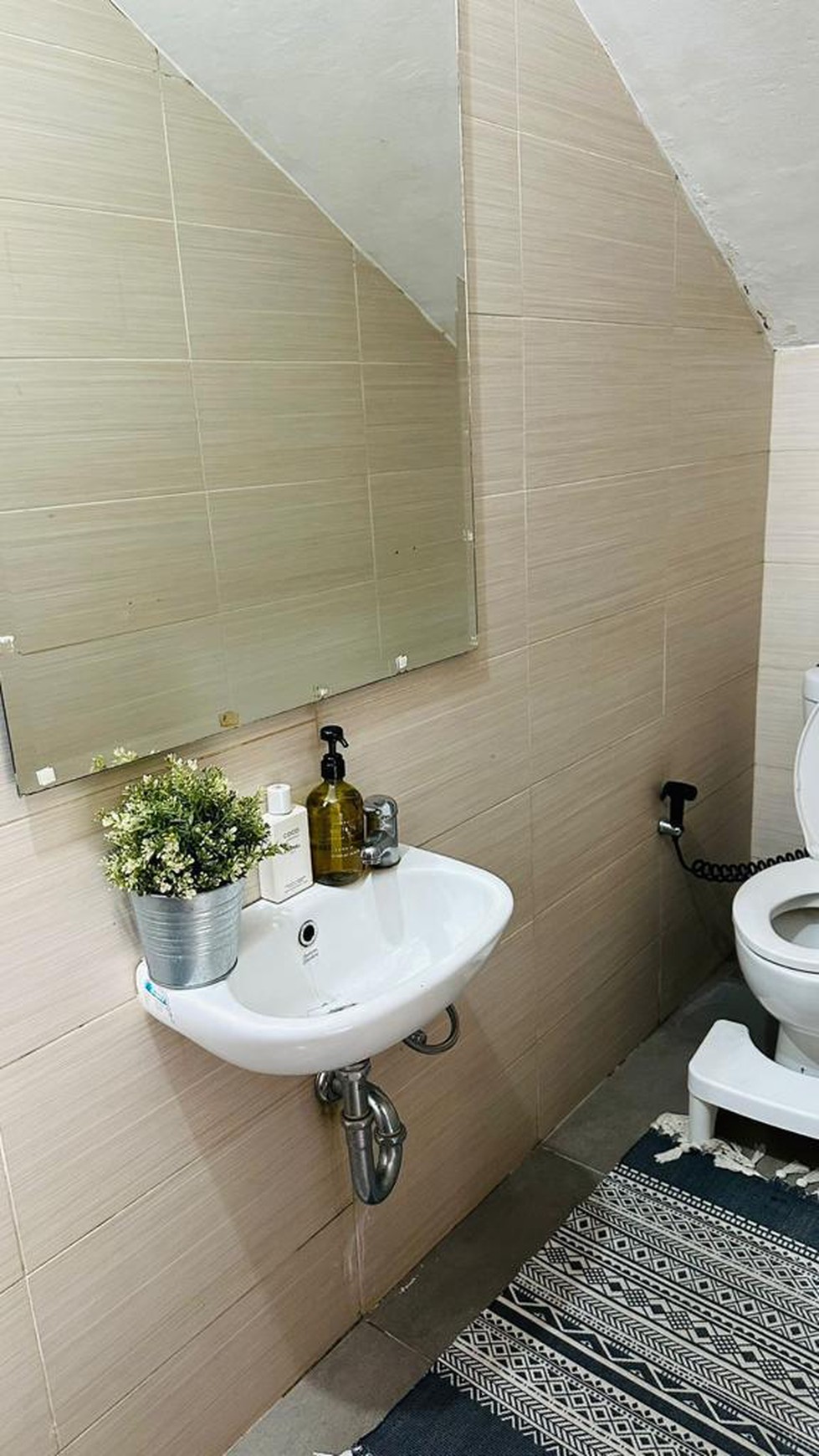 Rumah di Bintaro, sudah renov, type modern di Discovery Residence