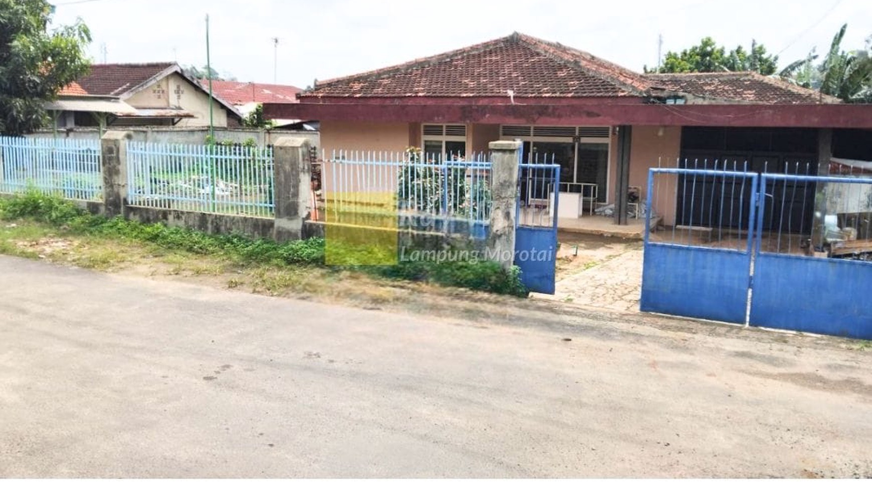 Dijual Rumah dengan pekarangan luas ay