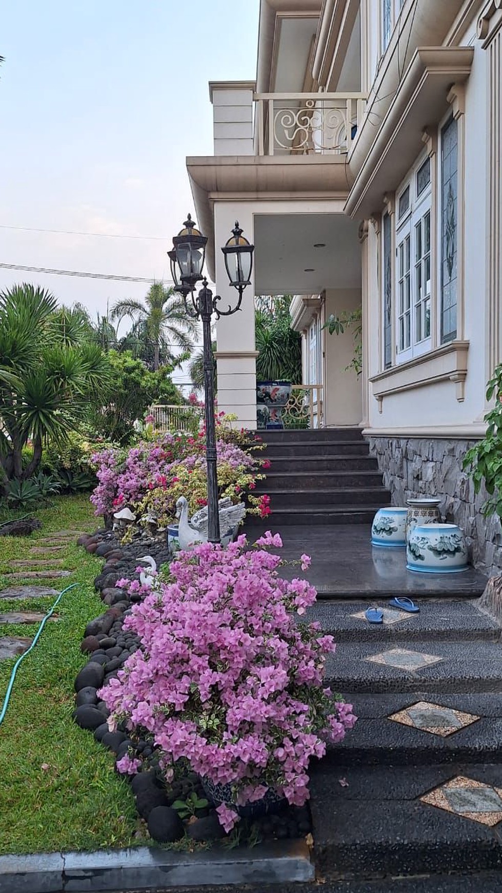 1854. Dijual Rumah Mewah Bintang Diponggo Mayjen Sungkono Surabaya Pusat