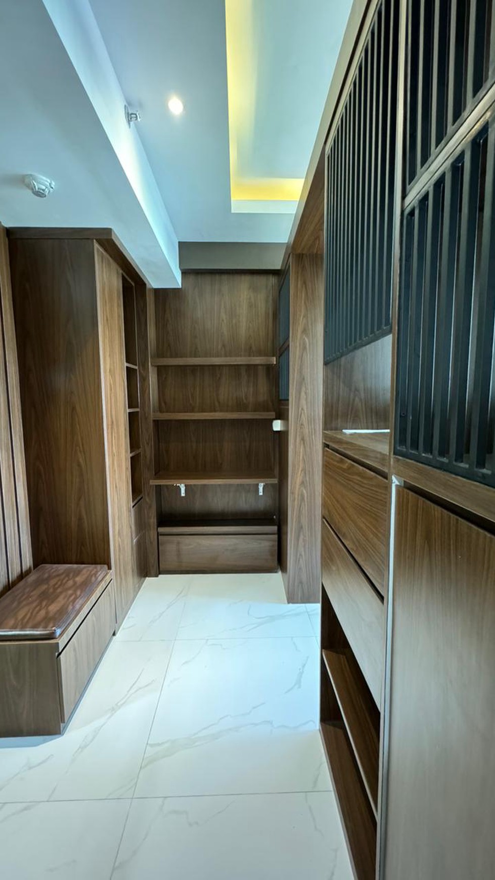 New Murah Dijual Apartemen Puncak Bukit Golf Tipe 4 Bedroom Renov Jadi 2 Bedroom Full Furnished Modern New Gress Dekat Pakuwon Mall, Fair Way Nine, Satoria Office Tower