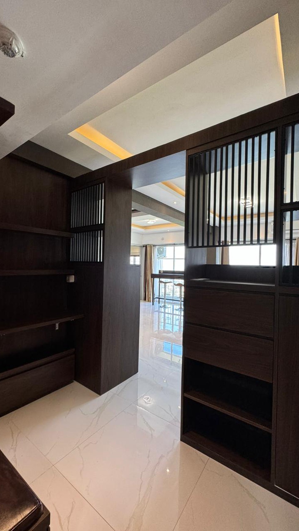 New Murah Dijual Apartemen Puncak Bukit Golf Tipe 4 Bedroom Renov Jadi 2 Bedroom Full Furnished Modern New Gress Dekat Pakuwon Mall, Fair Way Nine, Satoria Office Tower