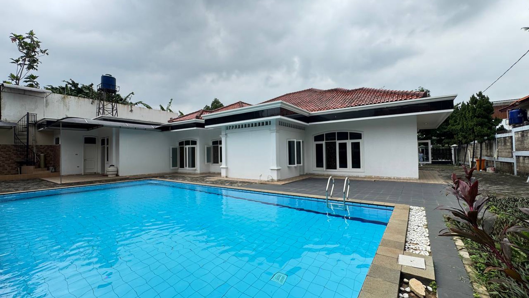 Lebak Bulus, Rumah megah siap huni dengan swimming pool & halaman luas