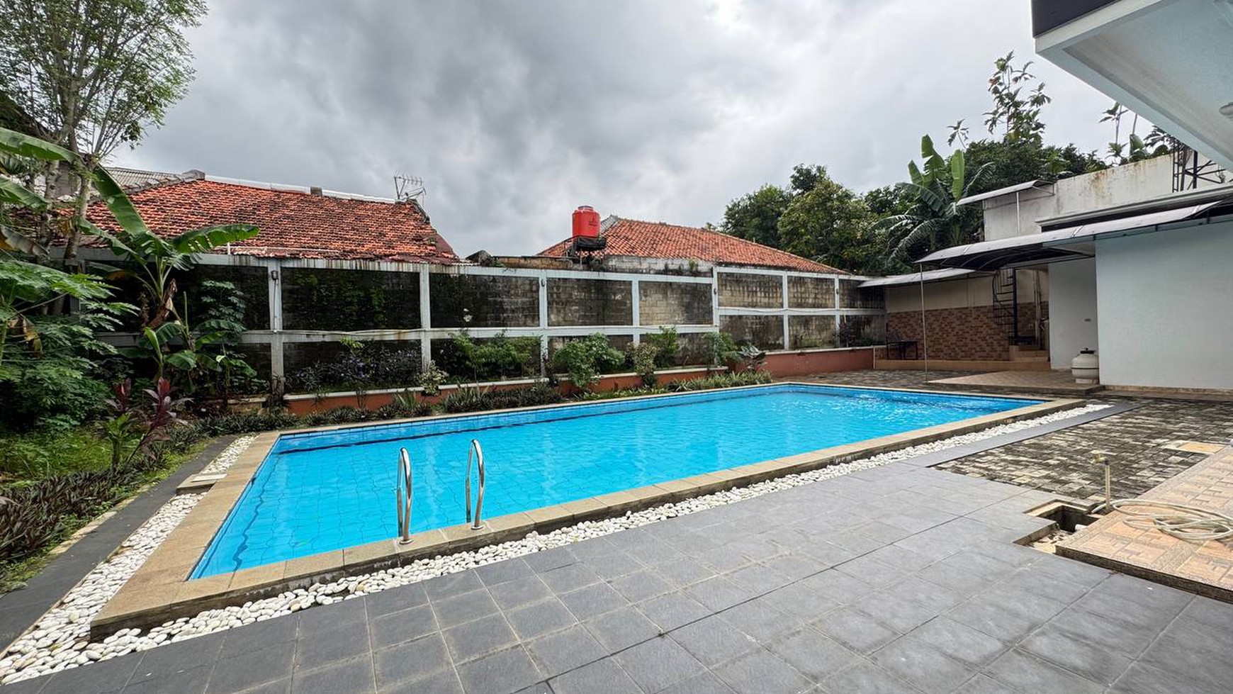 Lebak Bulus, Rumah megah siap huni dengan swimming pool & halaman luas