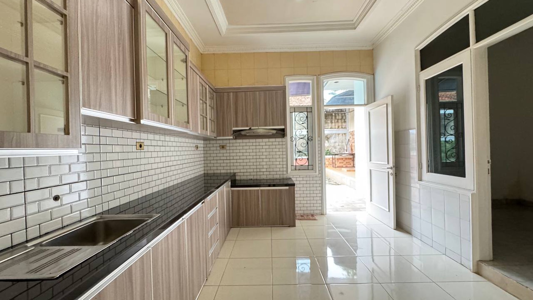 Lebak Bulus, Rumah megah siap huni dengan swimming pool & halaman luas