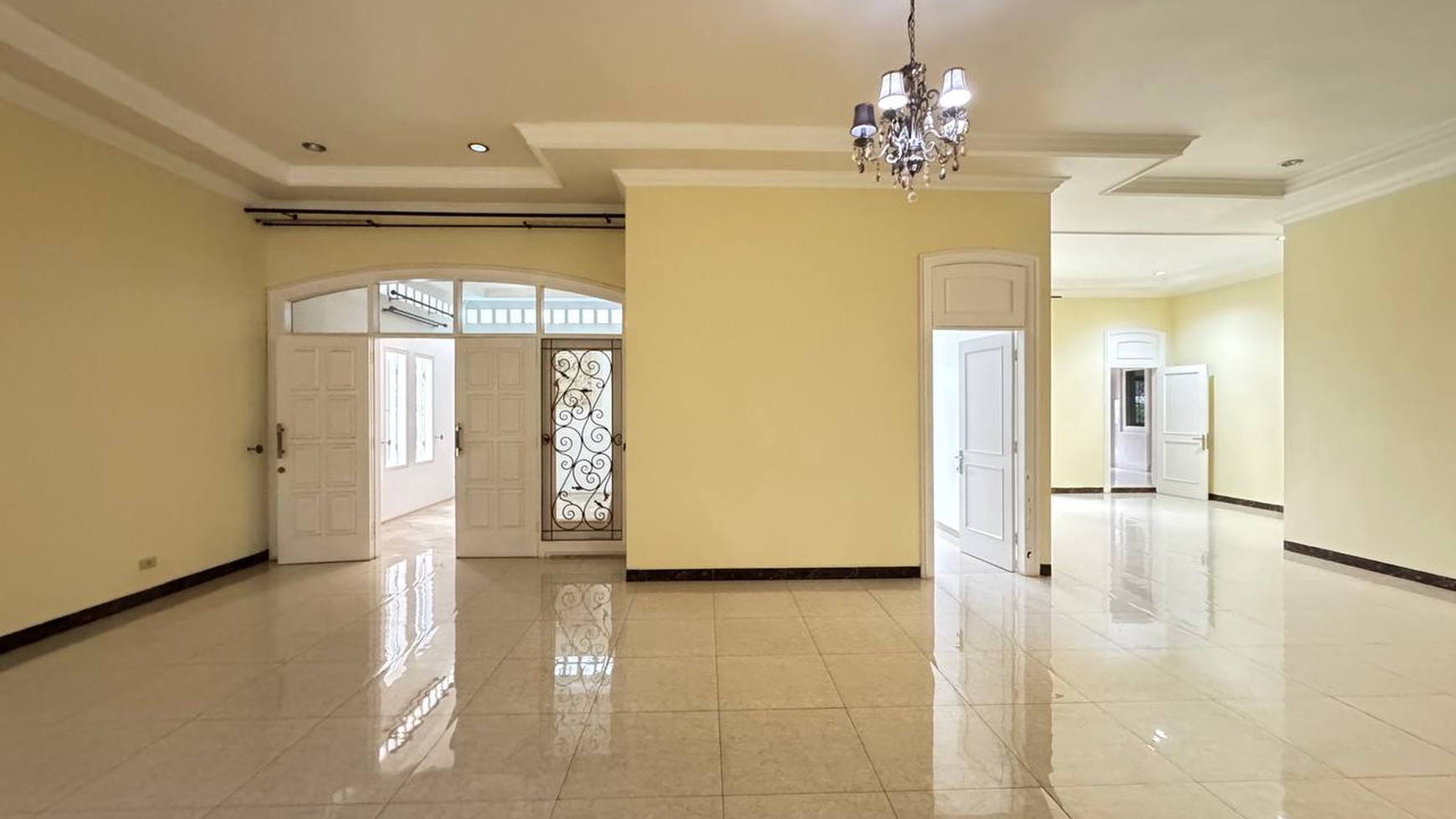 Lebak Bulus, Rumah megah siap huni dengan swimming pool & halaman luas