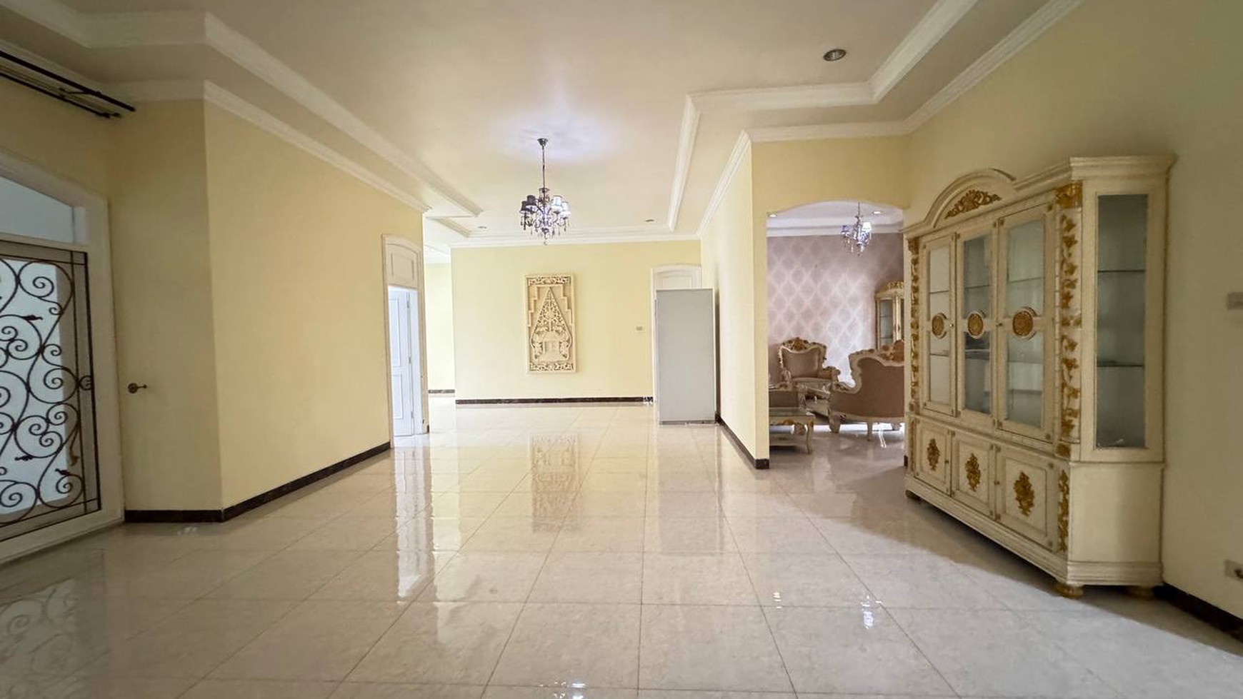 Lebak Bulus, Rumah megah siap huni dengan swimming pool & halaman luas