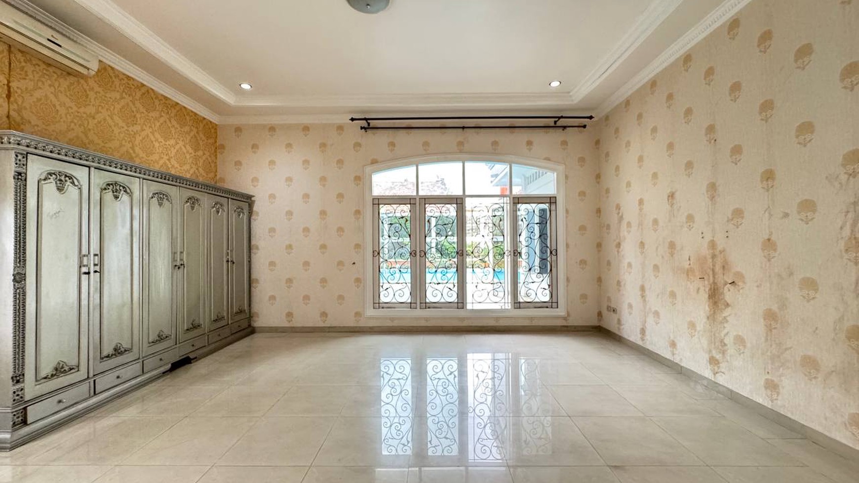 Lebak Bulus, Rumah megah siap huni dengan swimming pool & halaman luas