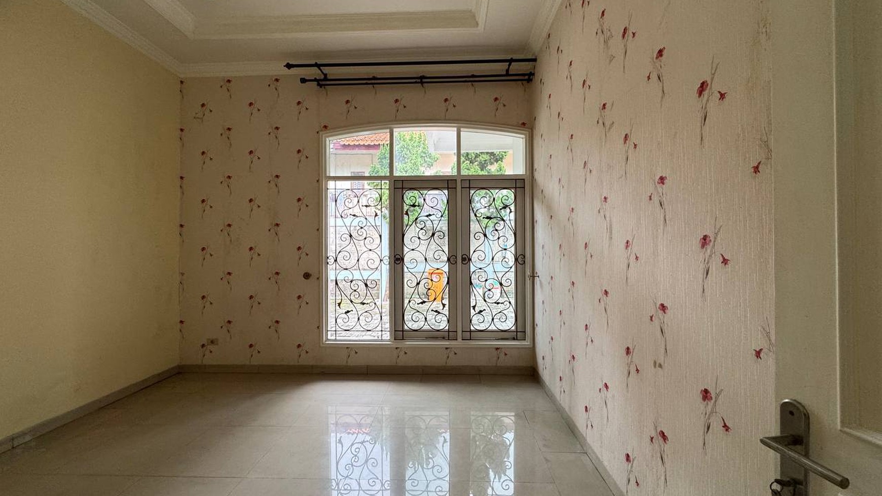 Lebak Bulus, Rumah megah siap huni dengan swimming pool & halaman luas