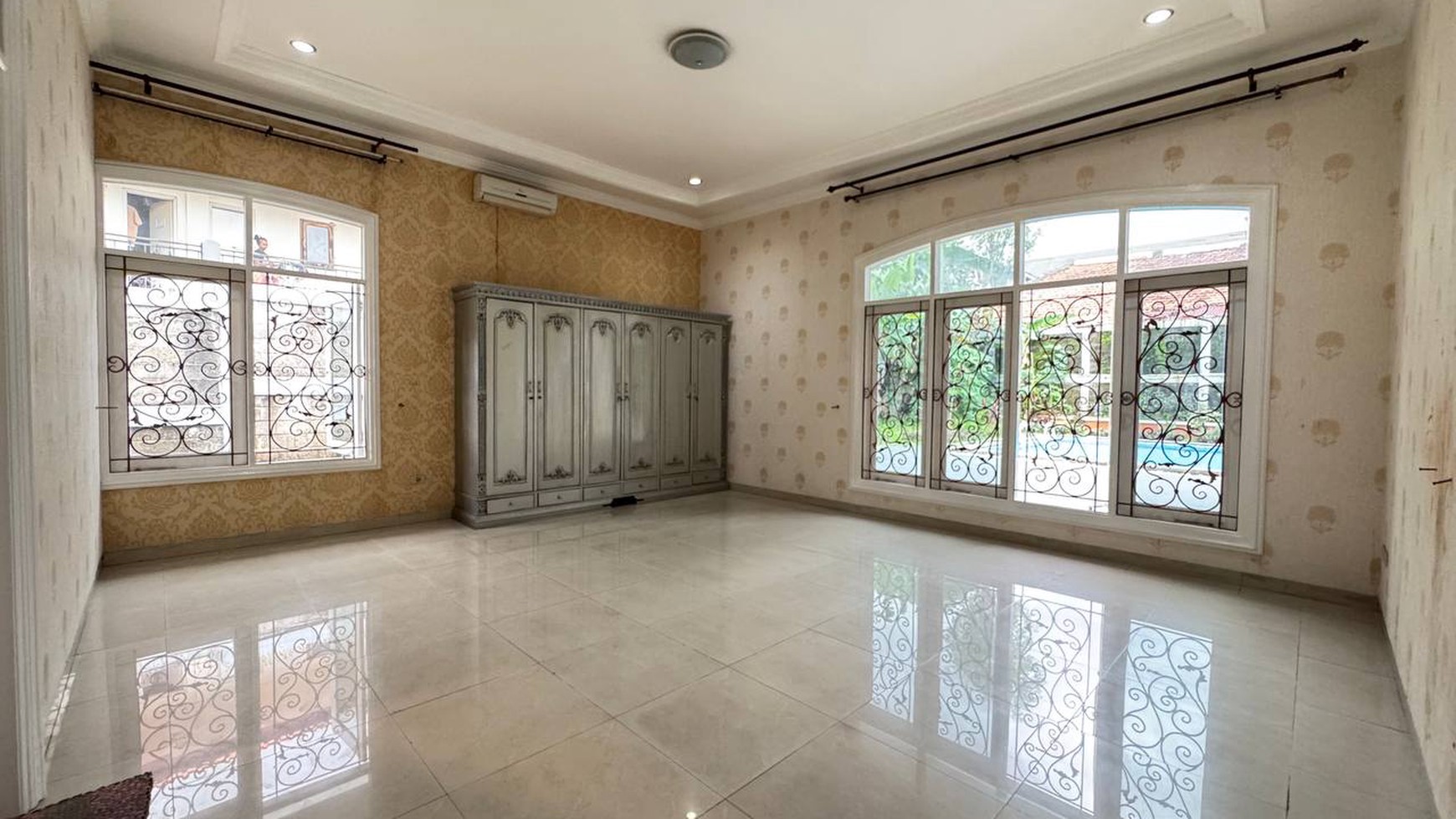 Lebak Bulus, Rumah megah siap huni dengan swimming pool & halaman luas