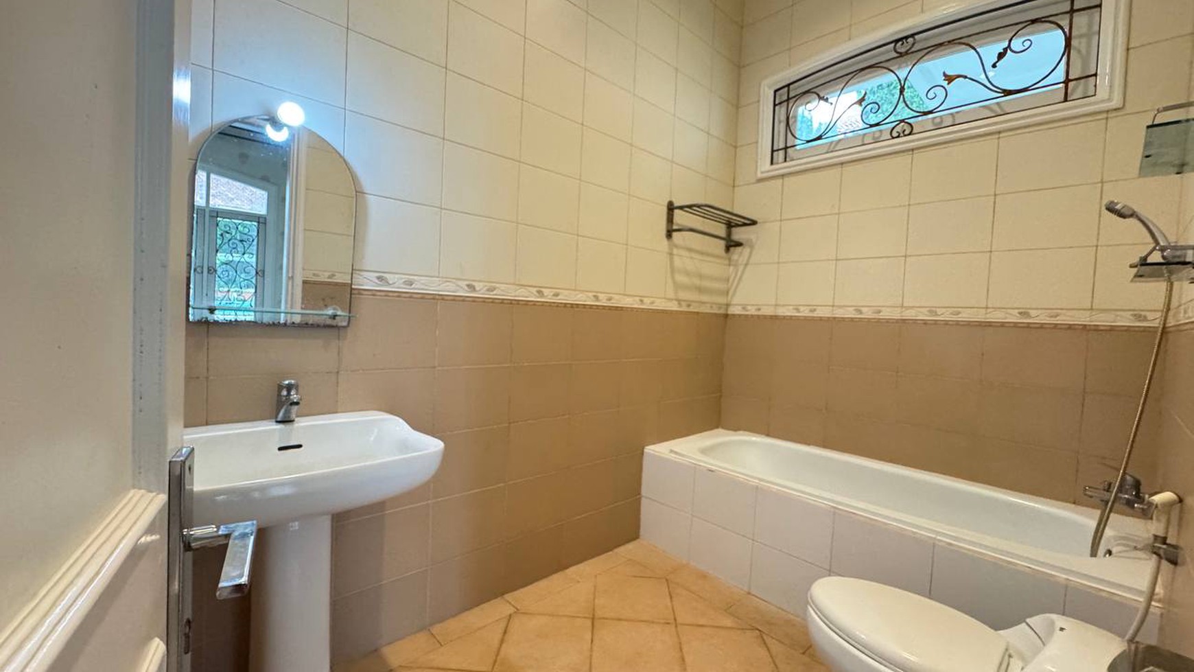 Lebak Bulus, Rumah megah siap huni dengan swimming pool & halaman luas