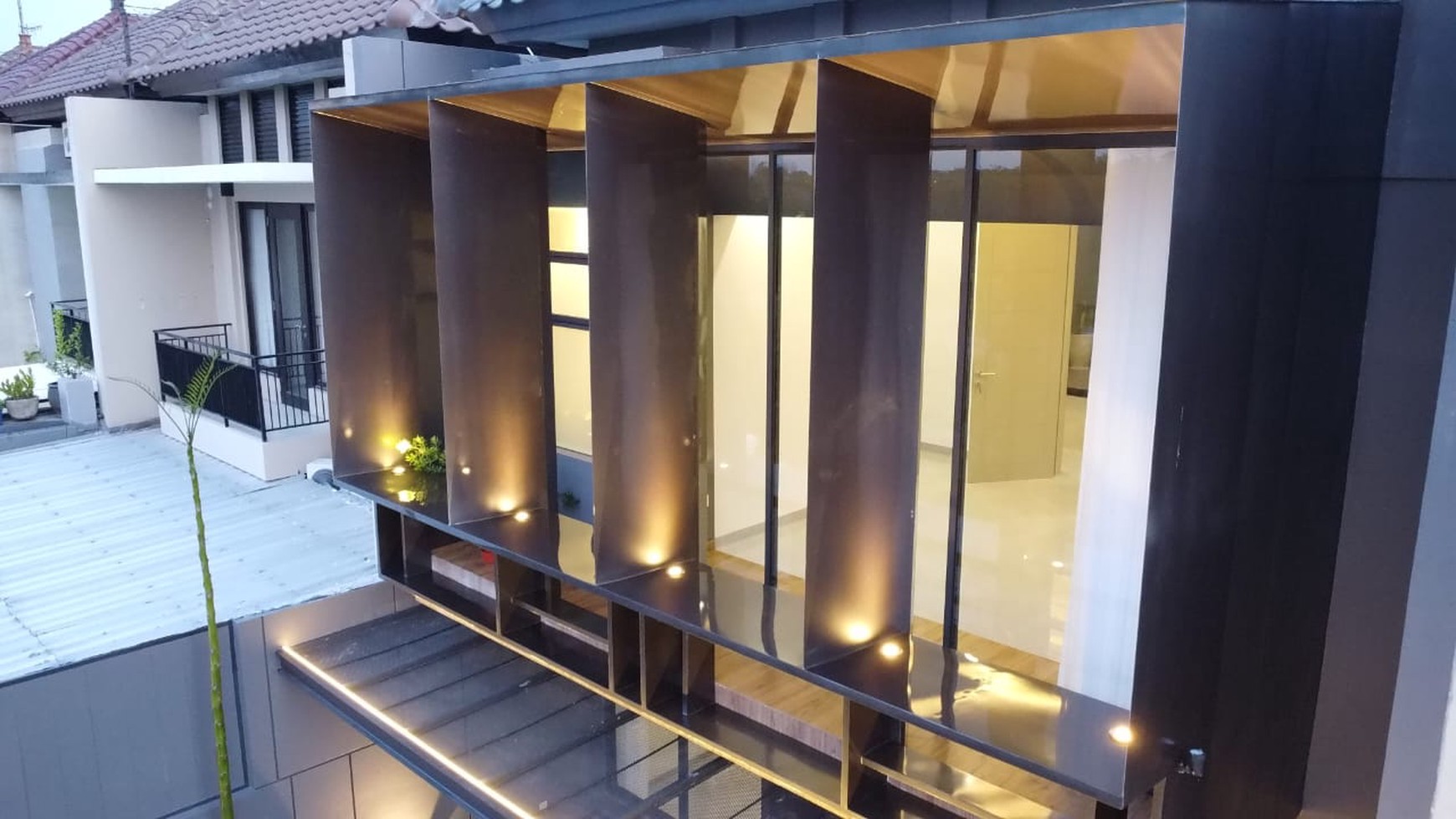 MURAH Dijual Rumah Baru Pakuwon City - San Antonio - Surabaya Timur - BONUS : SEMI Furnished Modern Baru