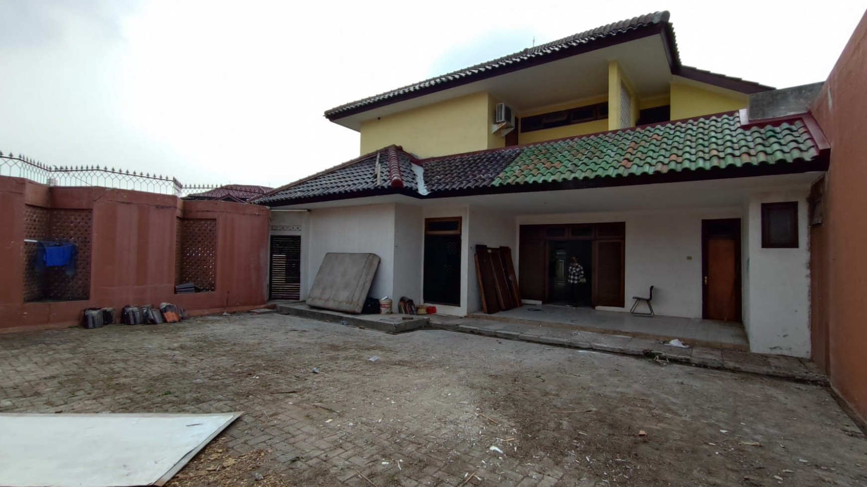 Rumah Posisi di Hook, Halaman Luas Siap Huni di Bintaro.