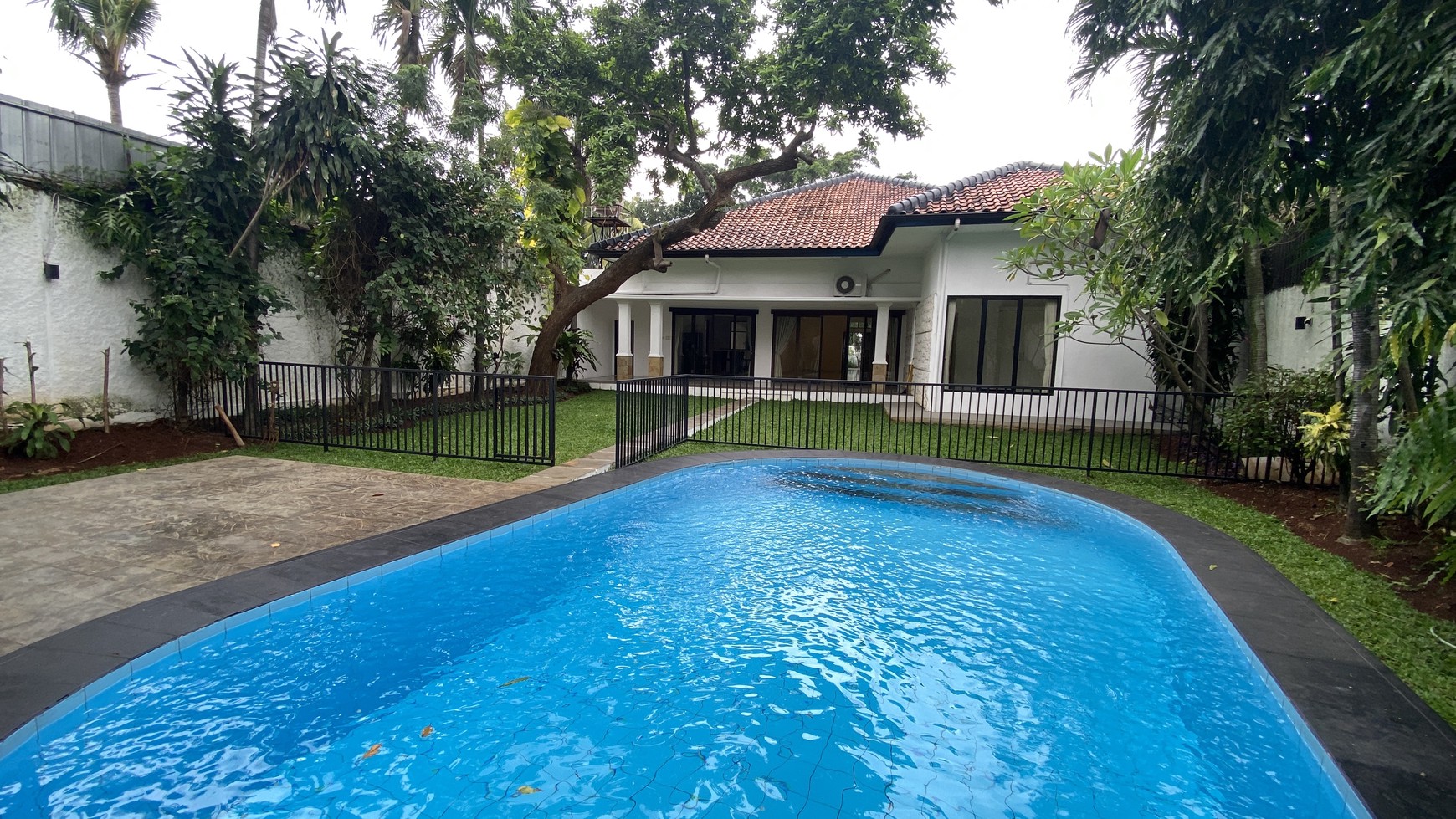 BEAUTIFUL HOUSE WITH BIG BACKYARD AT KEMANG AREA