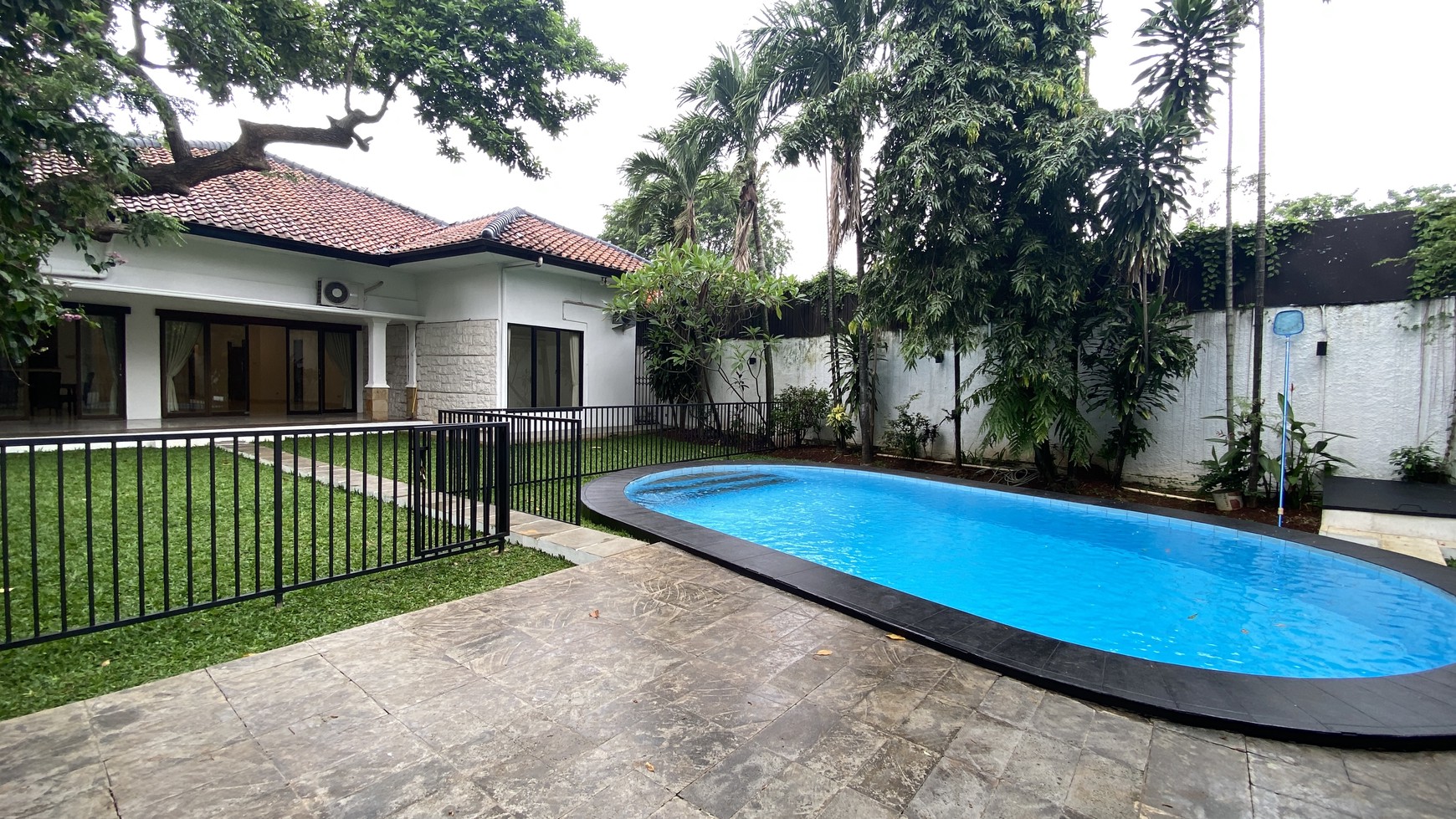 BEAUTIFUL HOUSE WITH BIG BACKYARD AT KEMANG AREA