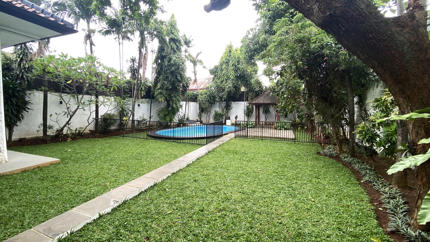 BEAUTIFUL HOUSE WITH BIG BACKYARD AT KEMANG AREA