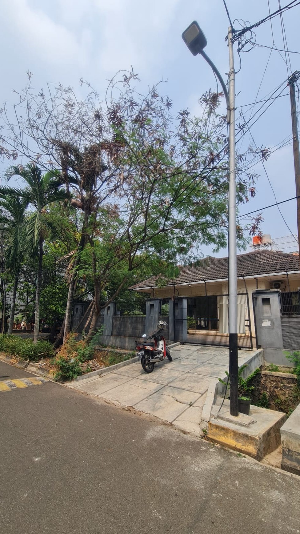 Rumah siap huni, lokasi strategis di Pondok Indah