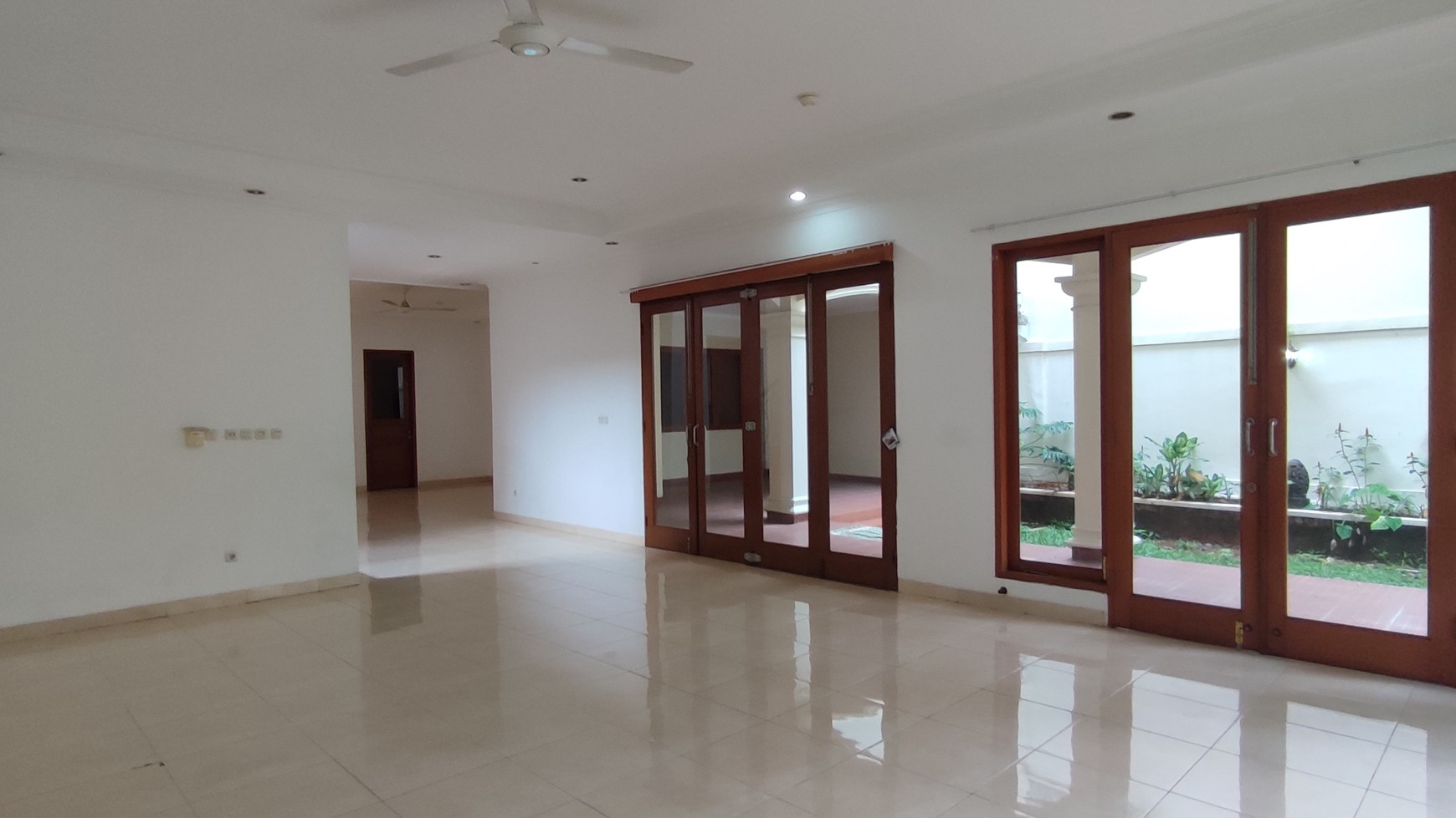 DIJUAL RUMAH MEWAH DALAM COMPOUND DI KEMANG