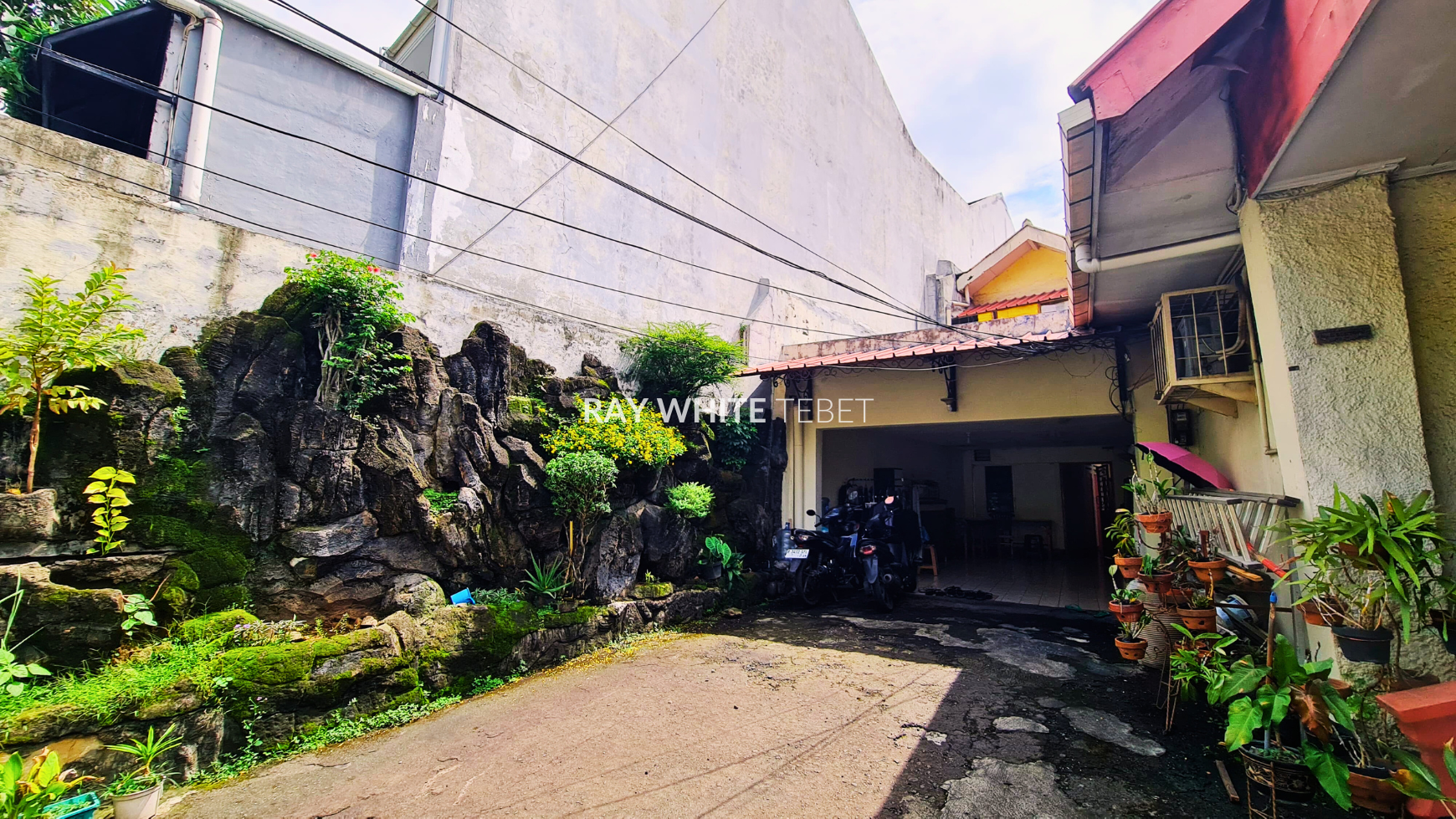 Rumah SHM Lokasi Pinggir Jalan Raya di Tebet Barat Jaksel