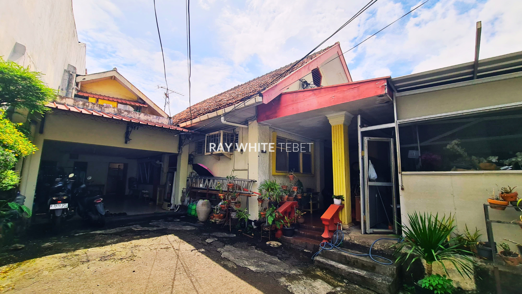 Rumah SHM Lokasi Pinggir Jalan Raya di Tebet Barat Jaksel