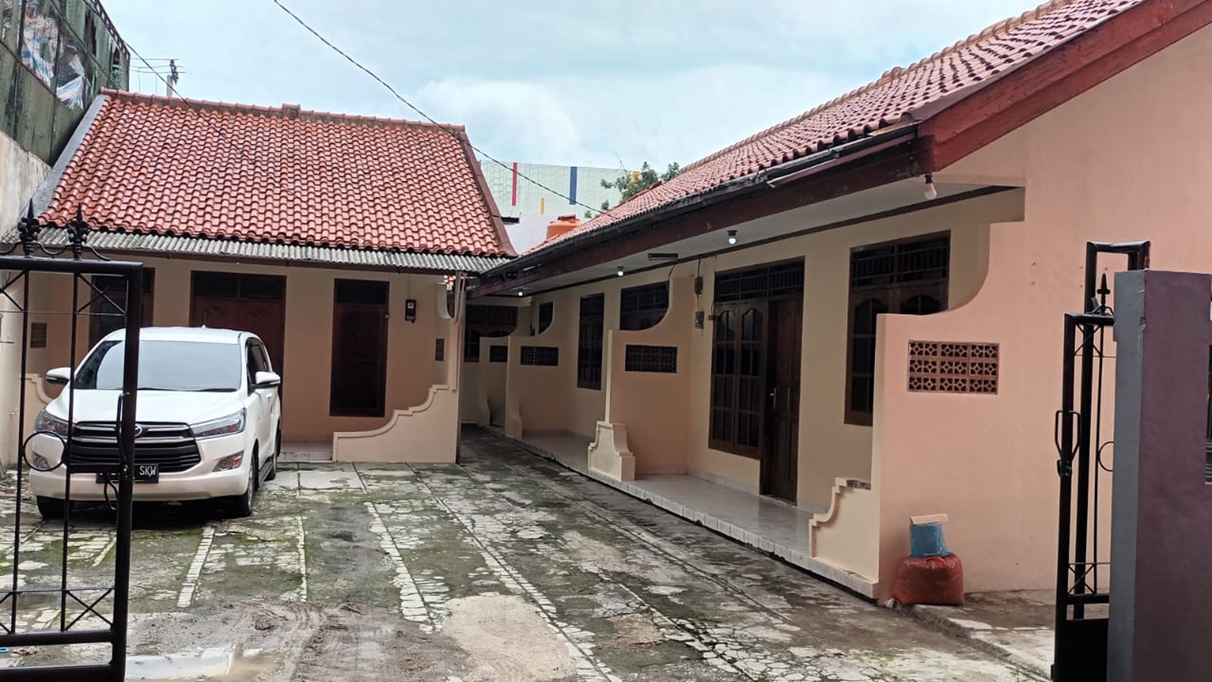 Dijual Rumah (4 paviliun), cocok untuk kontrakan, kost-kostan, Jl. Kemiri Sawah, Margonda, Depok