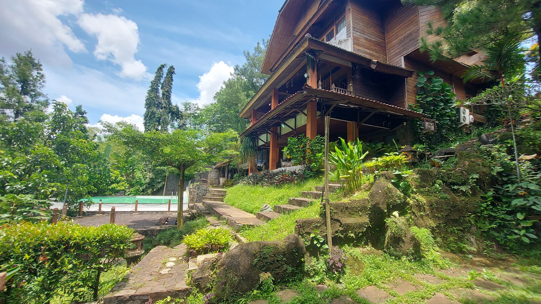 Rumah Bernuansa Resort di Cinere Lingkungan Asri Dengan Kolam Renang