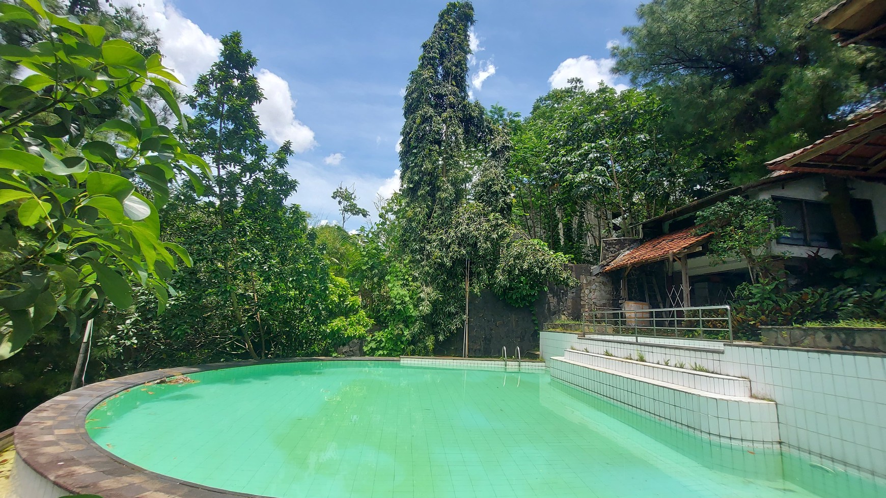 Rumah Bernuansa Resort di Cinere Lingkungan Asri Dengan Kolam Renang