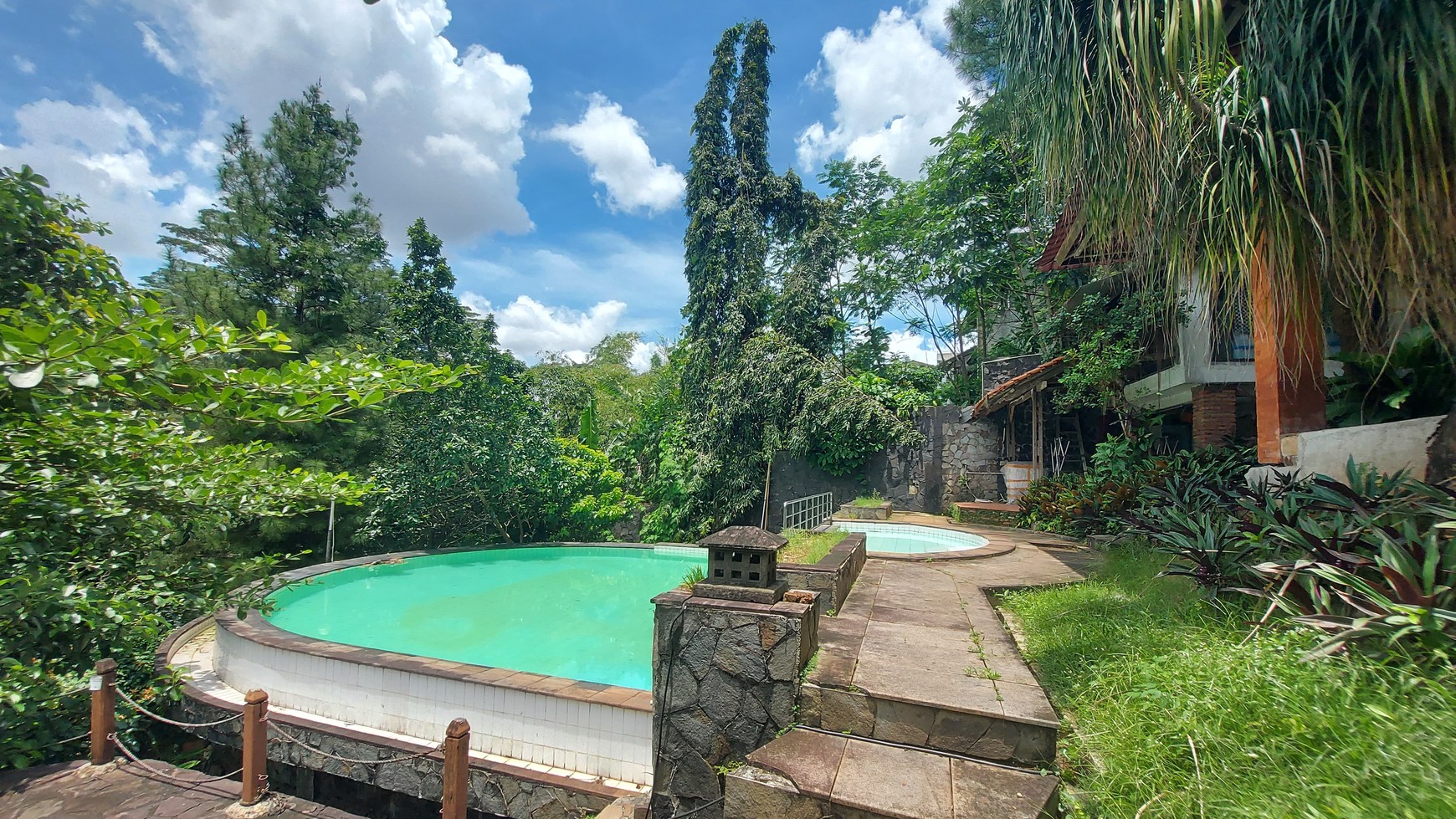 Rumah Bernuansa Resort di Cinere Lingkungan Asri Dengan Kolam Renang