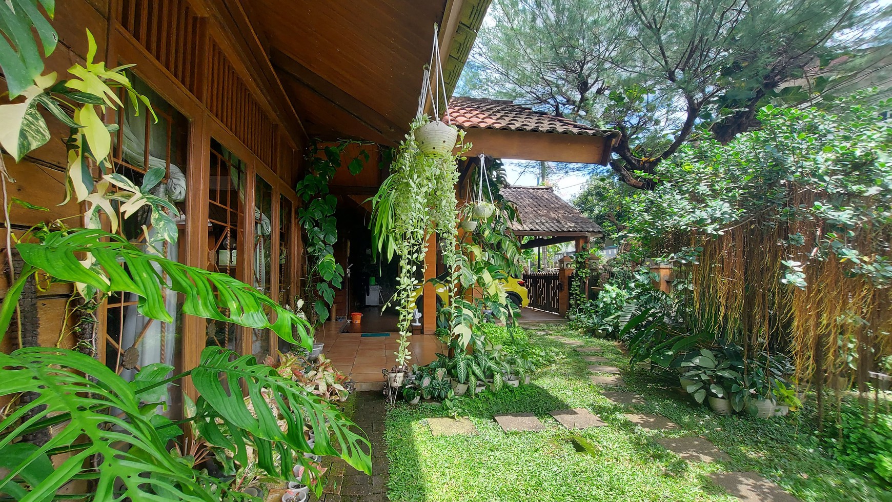 Rumah Bernuansa Resort di Cinere Lingkungan Asri Dengan Kolam Renang