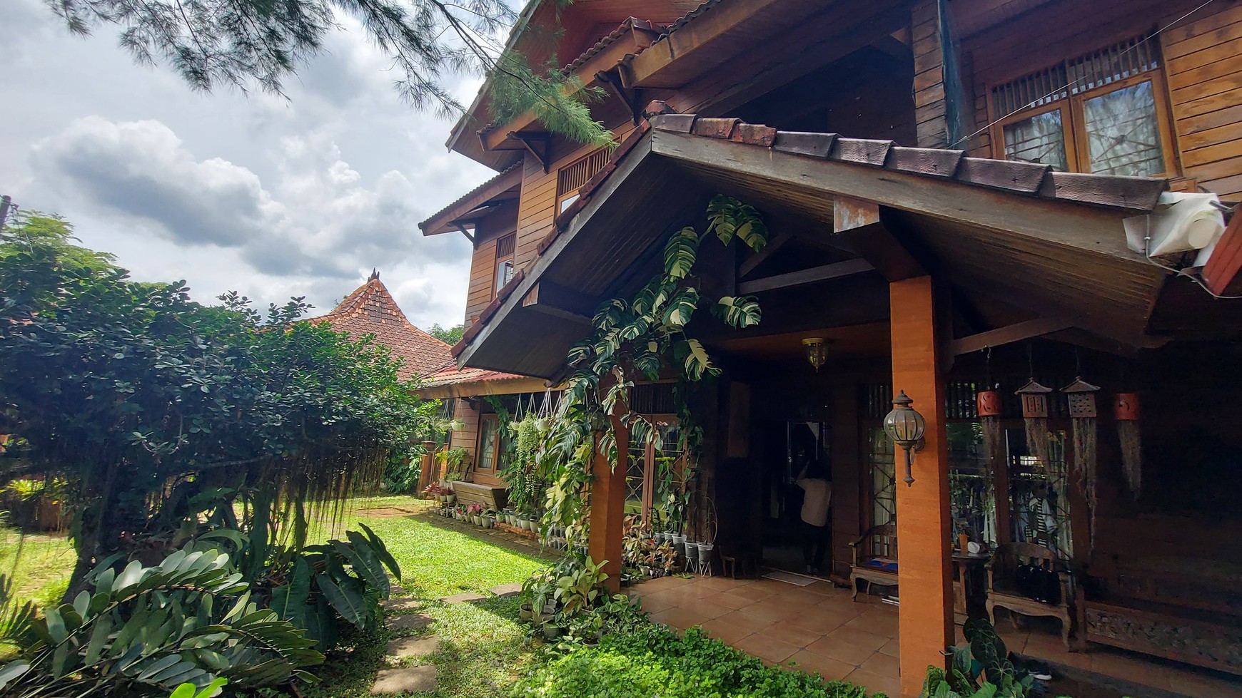 Rumah Bernuansa Resort di Cinere Lingkungan Asri Dengan Kolam Renang