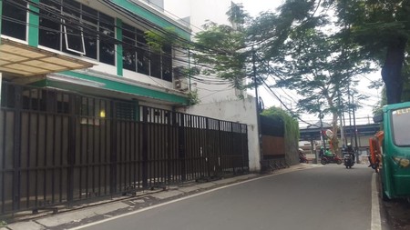 Rumah 3 Lantai Di Tebet Timur, Strategis Hanya 100 m2 Dari St. KA Cawang