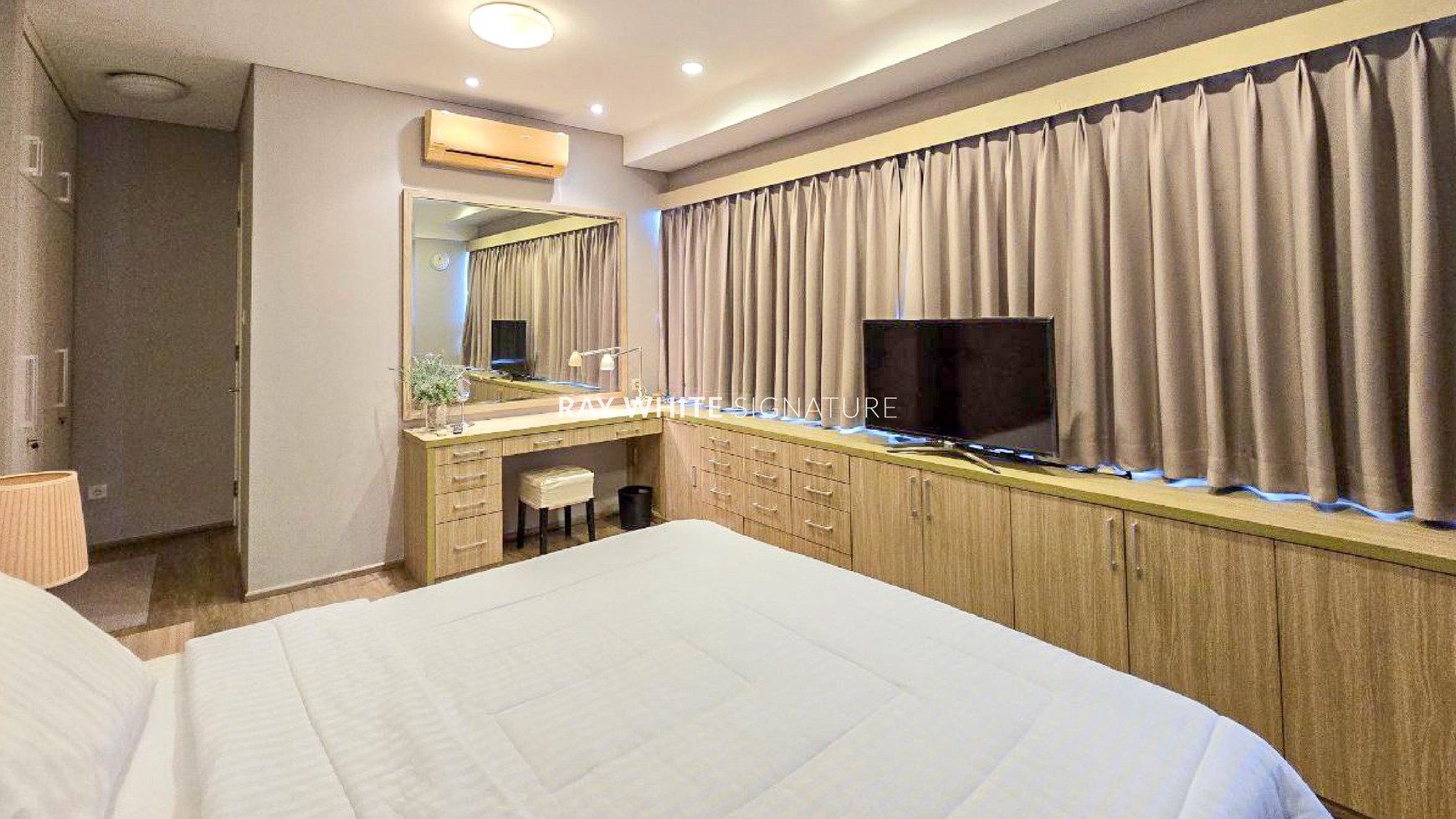 Dijual Unit Apartemen Bagus Furnished 3 BR One Park Residence 