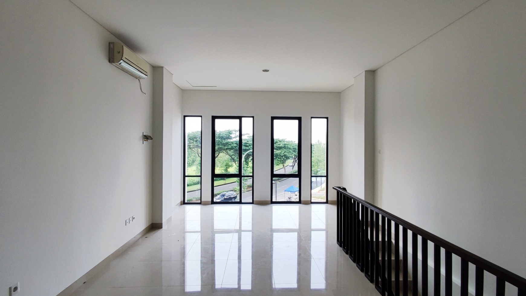 Hot Rent. Ruko bagus the Loop BSD, depan jl raya.. 