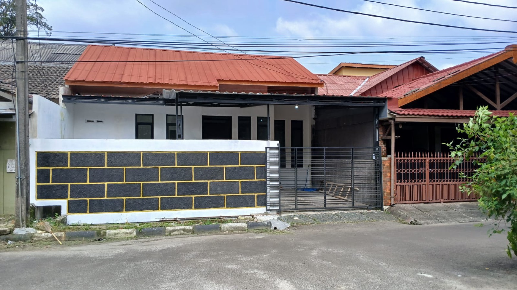 RUMAH baru ReNov, DiJUAL di Pamulang,  Bagus, Luas, depan taman.