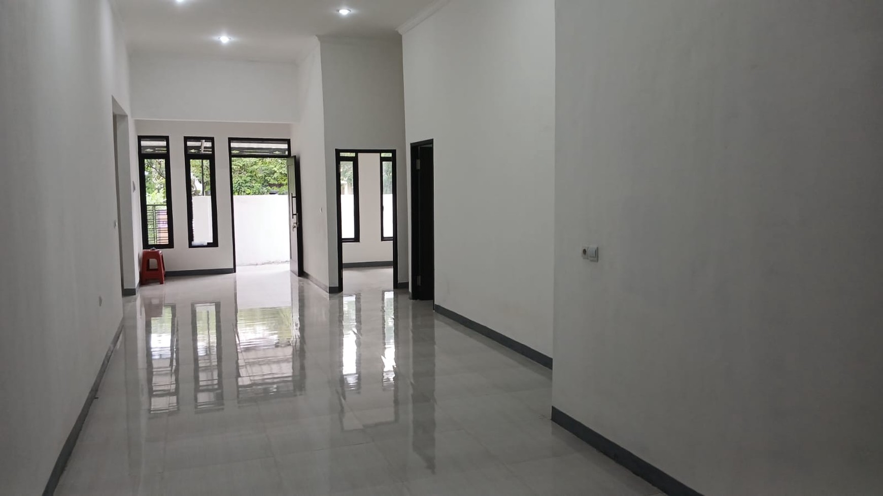 RUMAH baru ReNov, DiJUAL di Pamulang,  Bagus, Luas, depan taman.