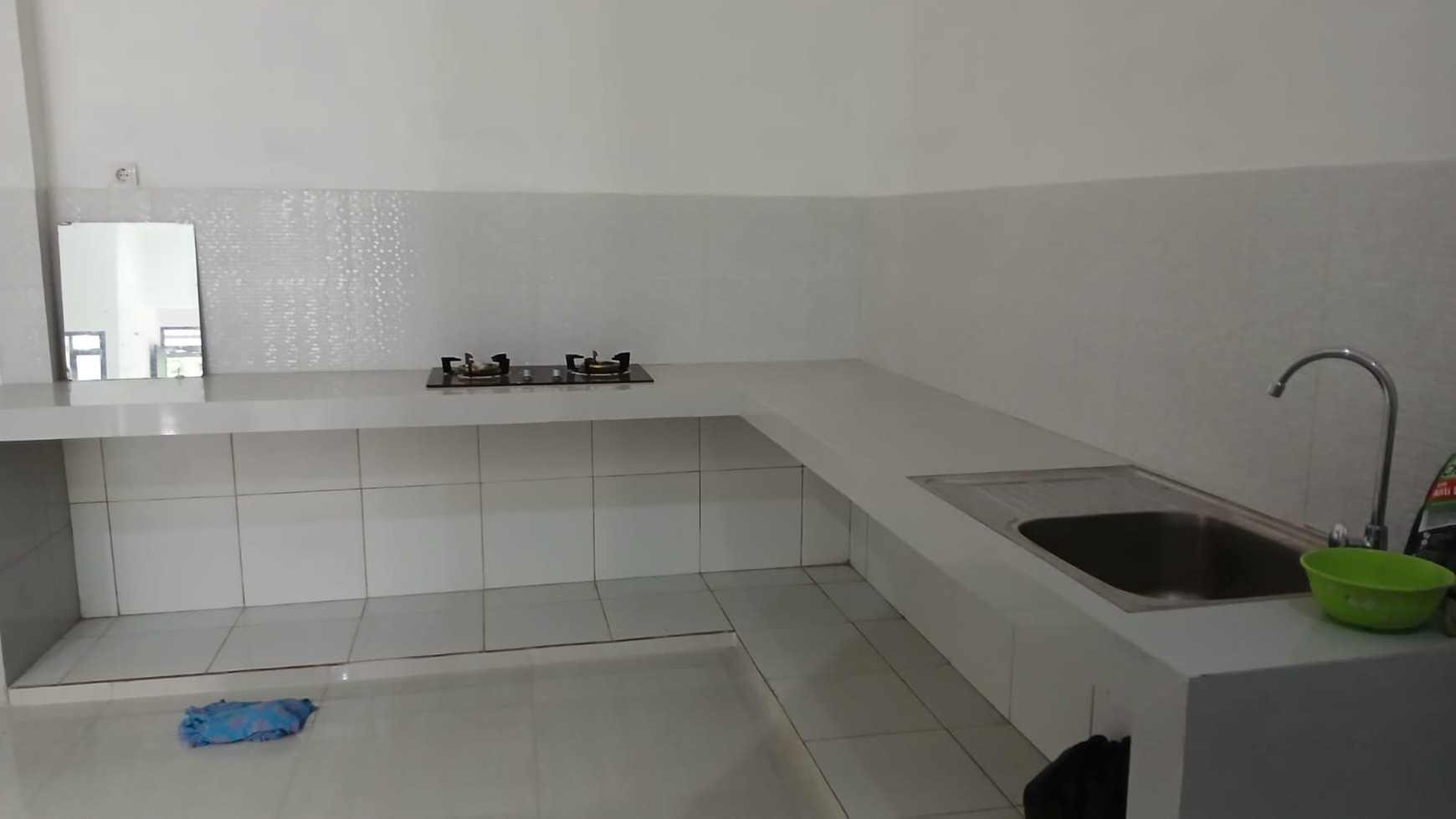 RUMAH baru ReNov, DiJUAL di Pamulang,  Bagus, Luas, depan taman.