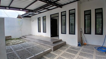 Rumah depan Taman, baru Renov, bagus di Pamulang