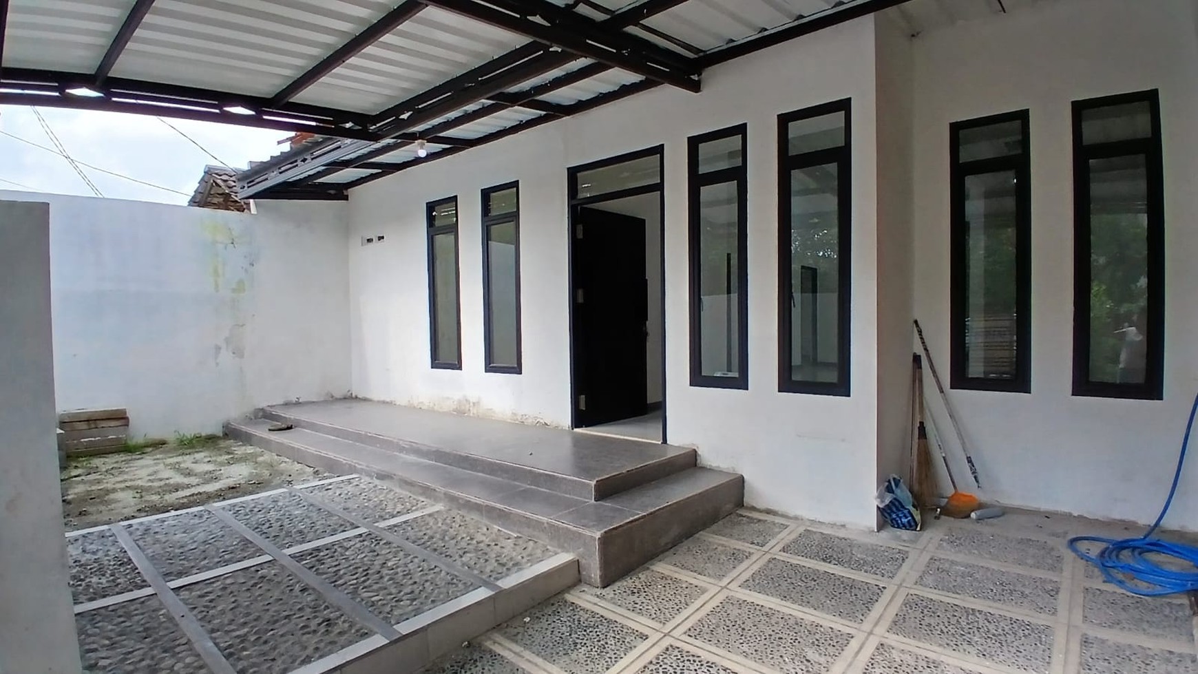 RUMAH baru ReNov, DiJUAL di Pamulang,  Bagus, Luas, depan taman.