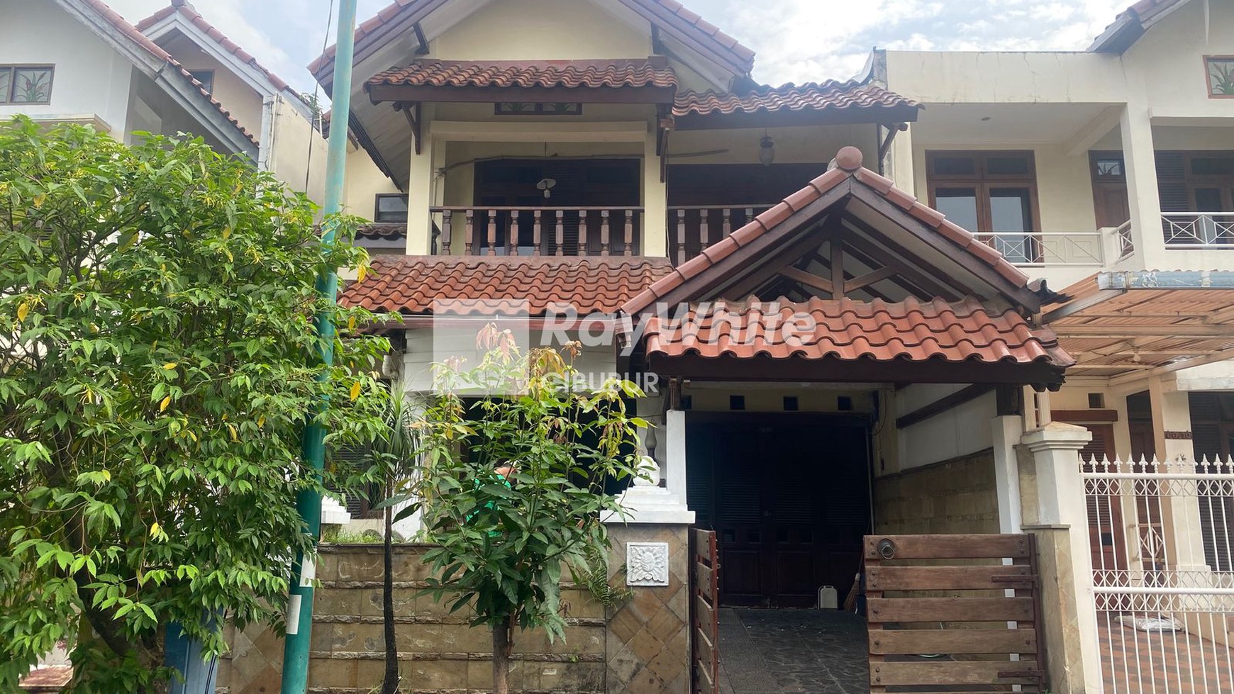 RUMAH ARTISTIK 2 LANTAI DI RAFFLES HILLS CIBUBUR