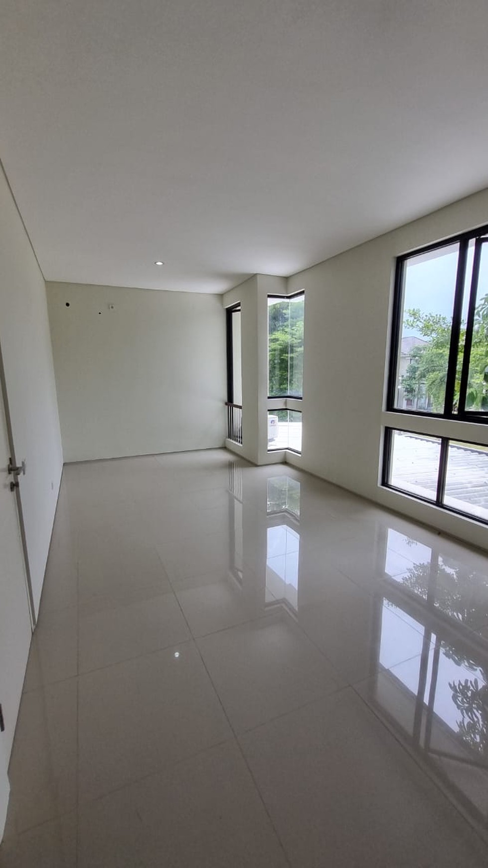 MURAH Disewakan Rumah North West Lake Citraland Surabaya Plus 3 Unit AC Spesial Lokasi Depan Kolam Renang Langsung 