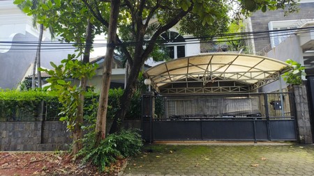 Di Jual Rumah Mewah 2 Lantai halaman luas lokasi strategis di Pondok Indah