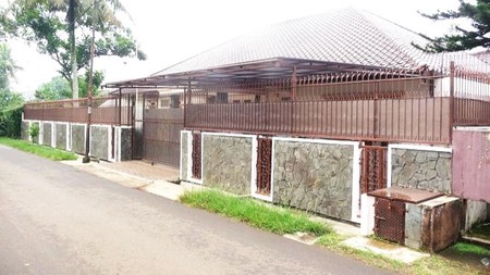 Dijual Rumah Asri dengan tanah Luas di Arco Sawangan, Depok.