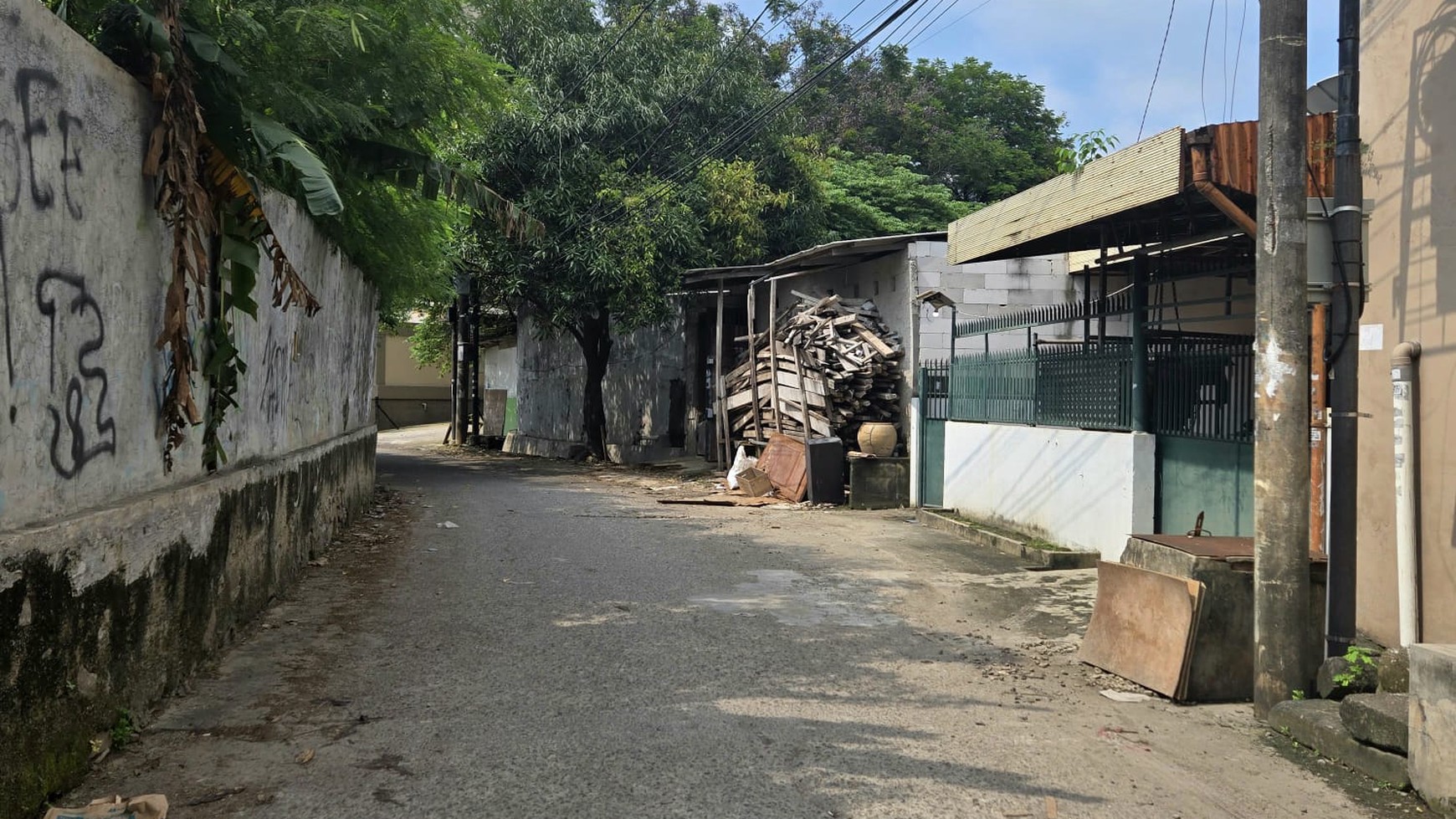 Rumah 1.5 lantai Lt. 180 m2  Murah hitung tanah saja di komplek KFT, Cengkareng. Jakarta Barat