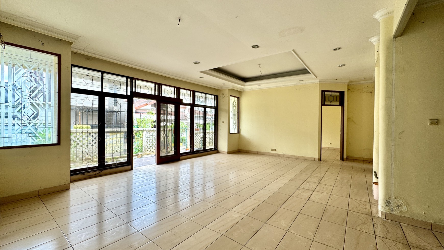 Dijual Rumah di Intercon Taman Kebon Jeruk, Jakarta Barat