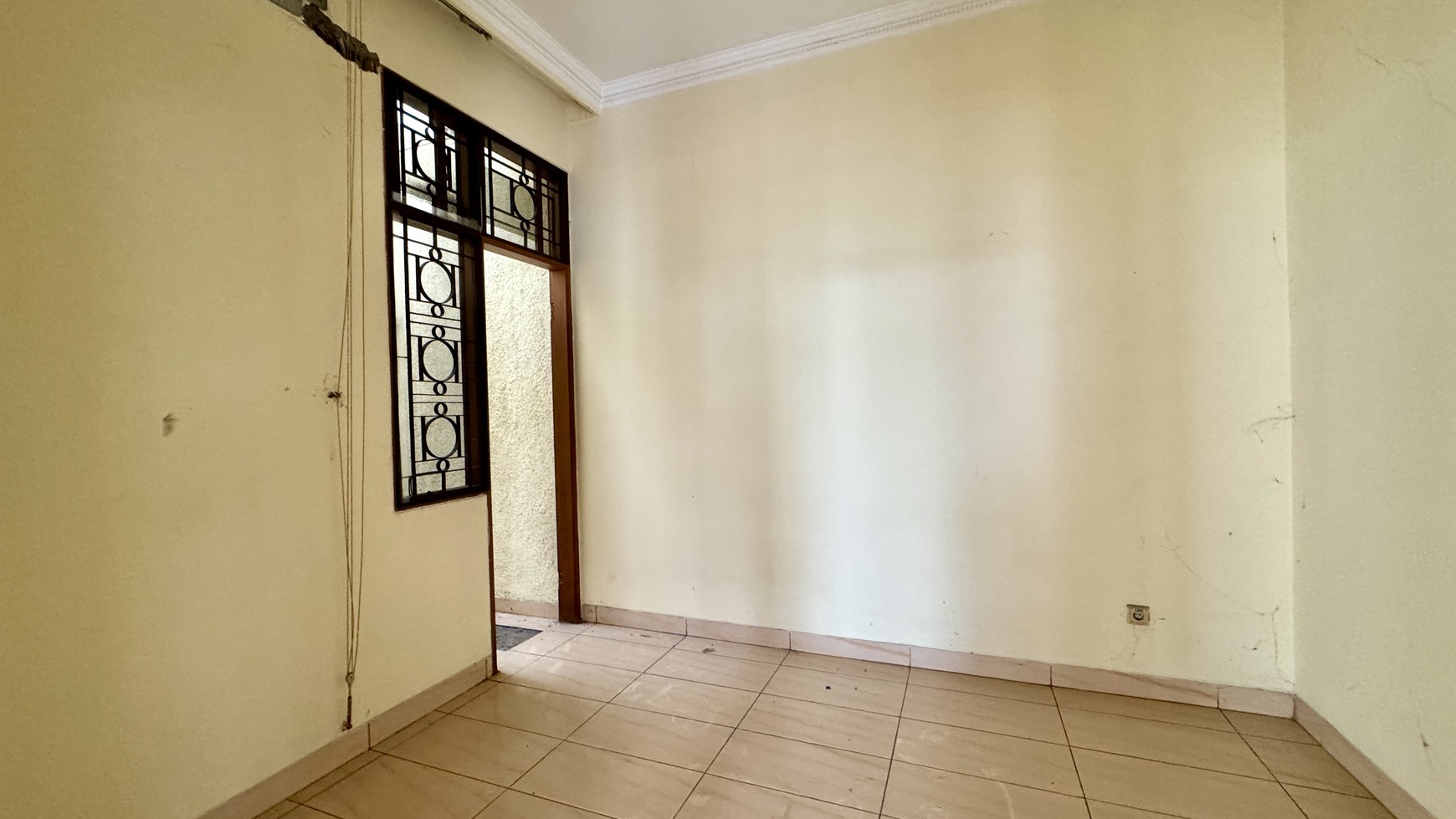 Dijual Rumah di Intercon Taman Kebon Jeruk, Jakarta Barat